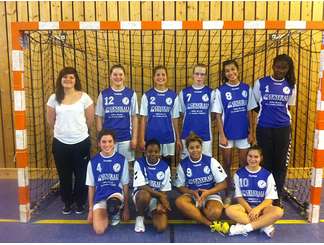 Le sourire des joueuses et de leur coach, après la victoire contre Trévoux