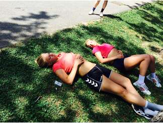 2 filles fatiguées ... en Loisir, faut récupérer